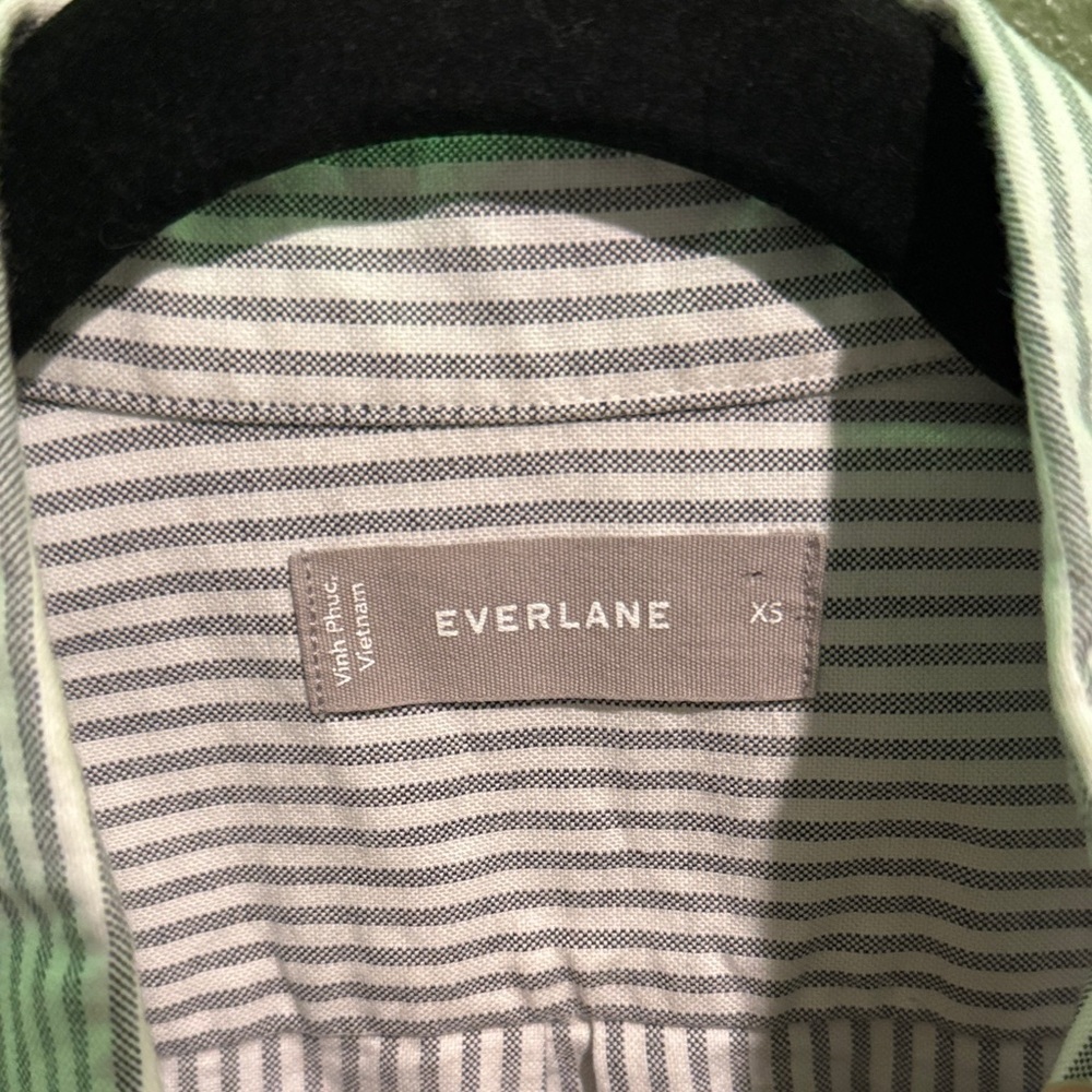 Everlane Oxford  White and Gray Striped Casual Shirt - Picture 3 of 4